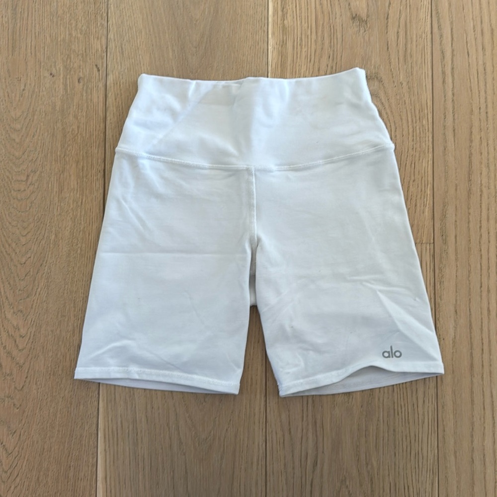 Pre owned Alo Yoga biker shorts white small
